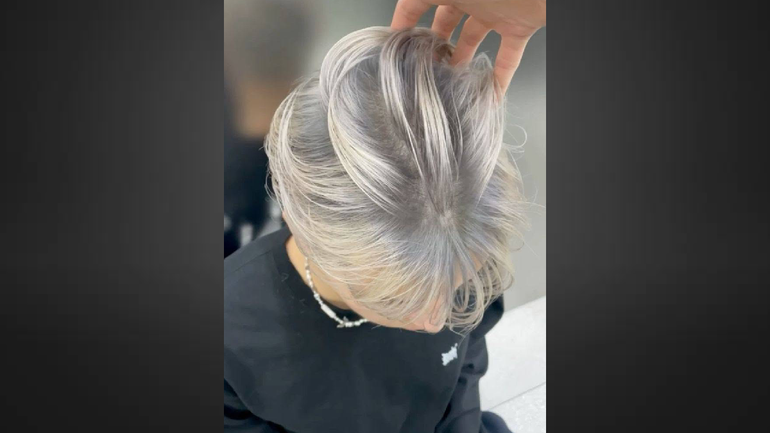 El adolescente se tiñó el pelo en tonos grises.&nbsp;