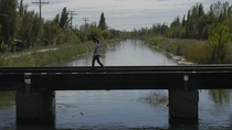 El hombre fue hallado muerto en el canal de riego.