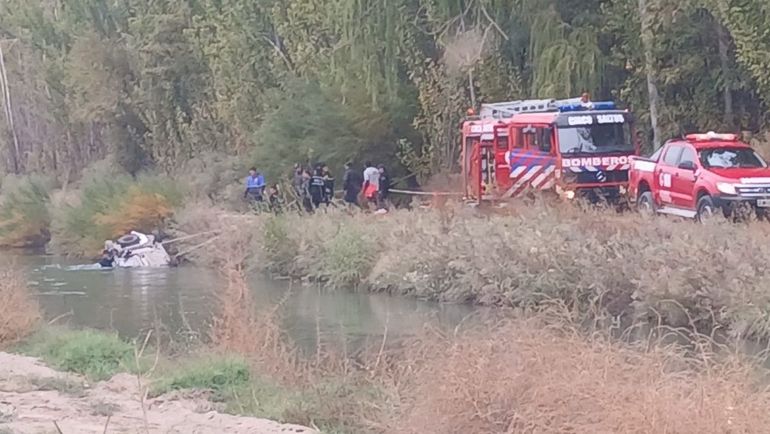 Un policía que pasaba por el lugar advirtió que un auto cayó al canal de riego.