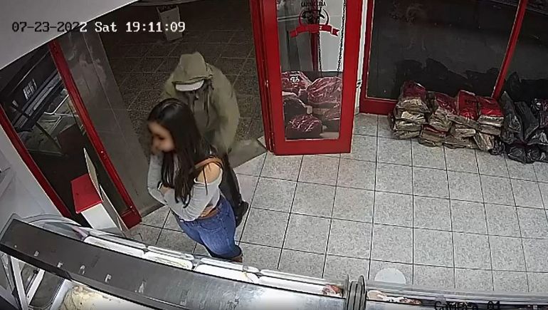 Video: compraba en la carnicería y en 2 segundos le robaron la cartera
