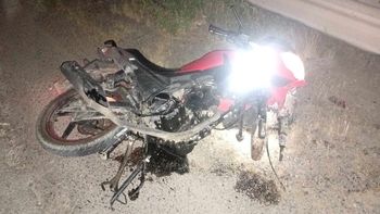 un policia de cipolletti se accidento en moto en la ruta 22: esta internado con lesiones graves