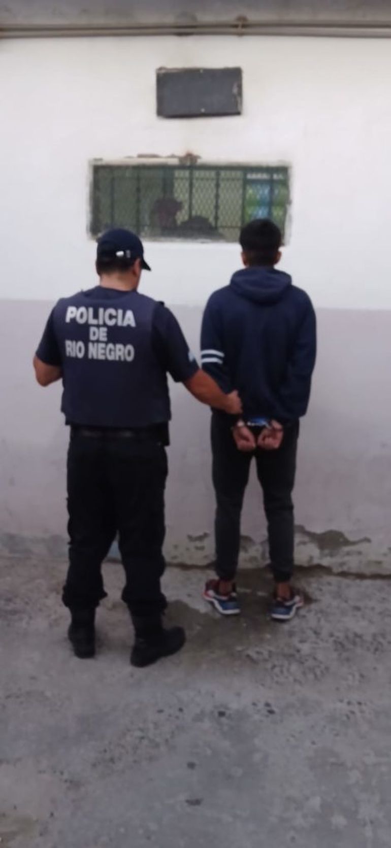 Los agentes procedieron a la detención del joven de 18 años. Los agentes procedieron a la detención del joven de 18 años.