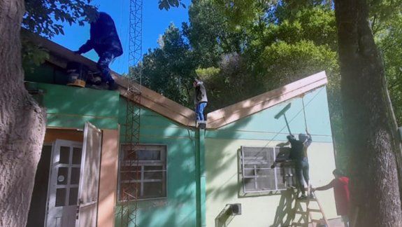 Vecinos se cansaron de esperar y comenzaron a refaccionar una salita