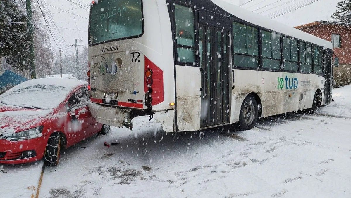 Ponía cadenas a su auto en la banquina y un colectivo lo chocó