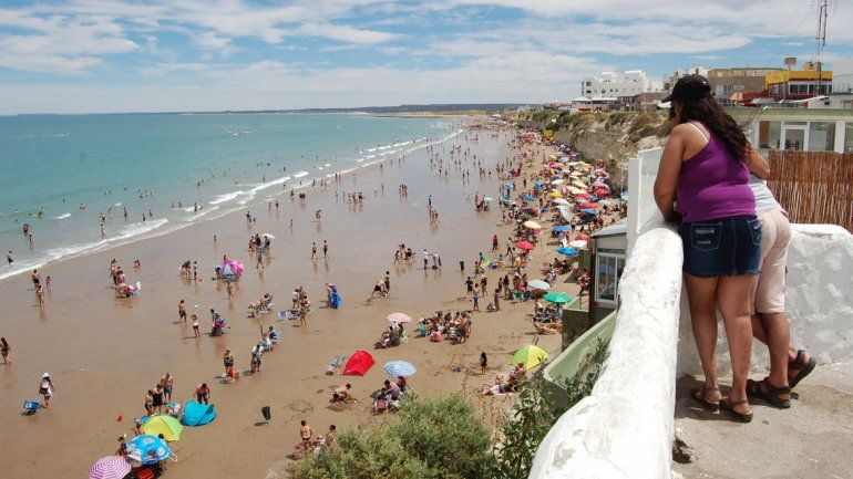 Miles de turistas ya disfrutan de las playas en Las Grutas