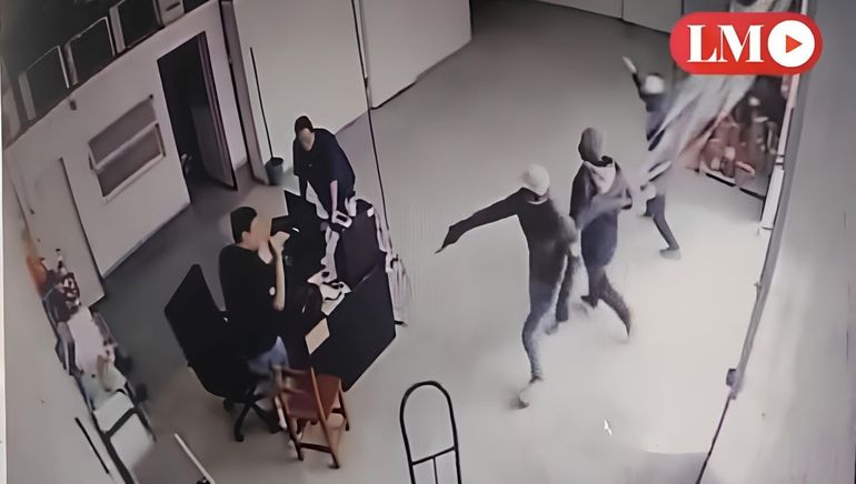 El momento en que los delincuentes encapuchados y armados ingresan a la distribuidora de fiambres. Al mismo tiempo afuera se desataba una balacera. Los autores aún no fueron atrapados.&nbsp;