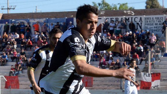 Maxi Carrasco jugará en lugar de Eduardo Vilce ante Deportivo Madryn. Su inclusión suma variantes en las jugadas con pelota parada.