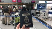El padre retuvo los pasaportes de sus hijos para impedir que la madre se los lleve a vivir a Chile. El padre retuvo los pasaportes de sus hijos para impedir que la madre se los lleve a vivir a Chile.