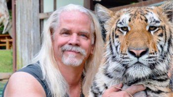 acusan de trafico de animales a figura de netflix acusan de trafico de animales a figura de netflix