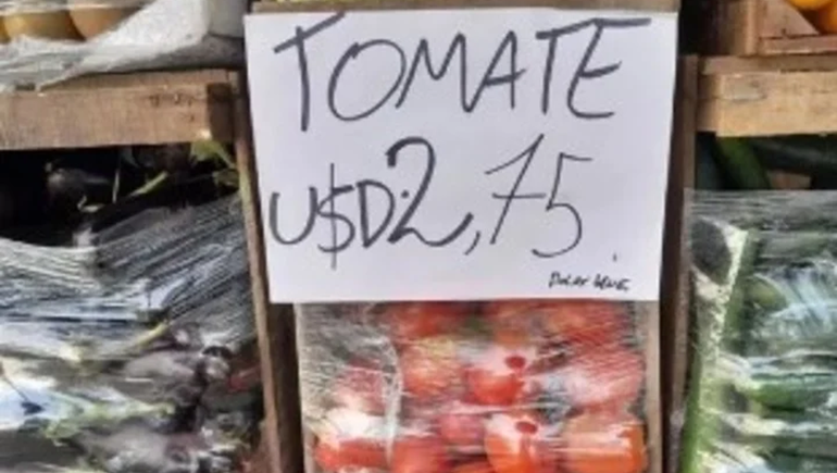 Un verdulero vendía el tomate con precio en dólares