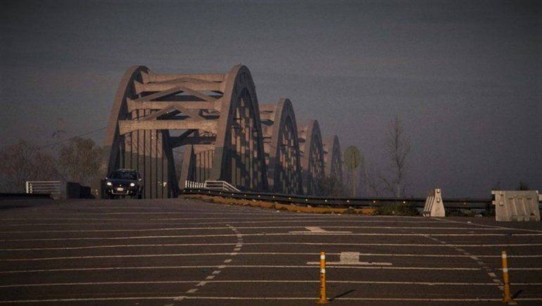Una mujer se tiró al río desde puente carretero y un policía logró rescatarla