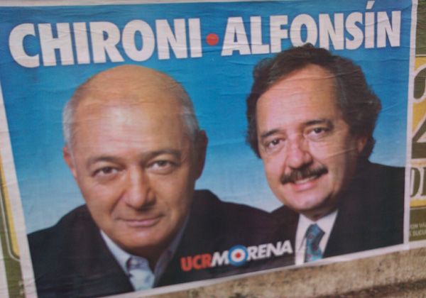 Camino al 2011: Afiches de Chironi y Alfonsín