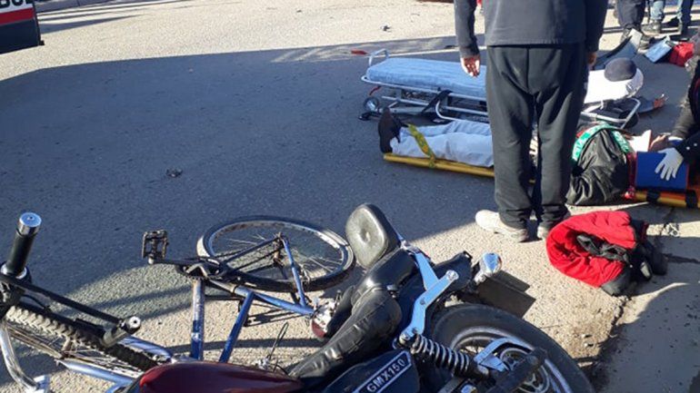 Así fue el brutal accidente entre un auto y una moto en calle Estrada