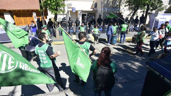 ATE se movilizó a la sede regional de la Policía Federal, en Roca.&nbsp;