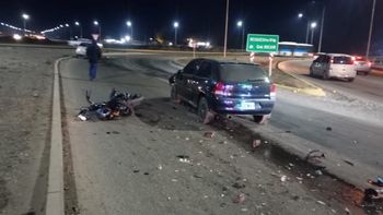 una joven policia choco en moto y sufrio graves lesiones