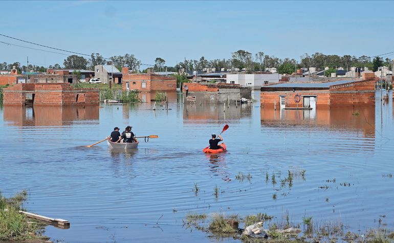 Tres hombres se trasladan en bote en medio de una fuerte inundación que causó 16 muertos en la ciudad de Bahía Blanca, en la provincia de Buenos Aires, Argentina. 9 mar, 2025.  REUTERS/Juan Sebastian