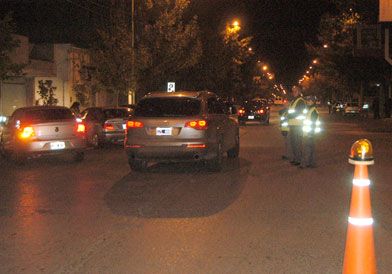 Secuestran dos autos y cuatro motos en controles de tránsito