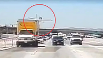 el impactante video de un avion estrellandose contra una autopista