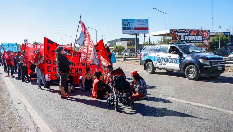 Organizaciones sociales cortan el tránsito en la mano que va de Cipolletti a Neuquén. Foto: Anahí Cárdena.