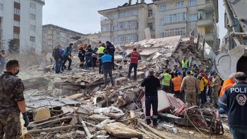 ecuador: un sismo de 6,7 dejo al menos 14 muertos y mas de 380 heridos