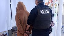 El hombre ni bien salió de la Comisaría de Viedma se arrancó la tobillera. Quedó detenido con cargos por daño y desobediencia judicial.