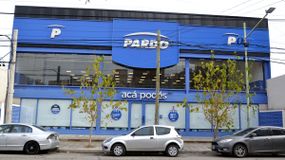 Así luce el local de Pardo en pleno centro de Cipolletti. Cerrado sin aviso y los cartelitos redirigen a los clientes a pagar a Neuquén.