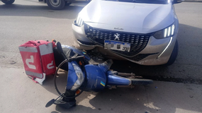 El accidente ocurrió cerna del mediodía de este sábado sobre calle San Luis, casi Mariano Moreno.