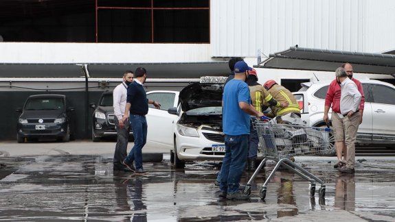 Se incendió un taxi en un supermercado del centro