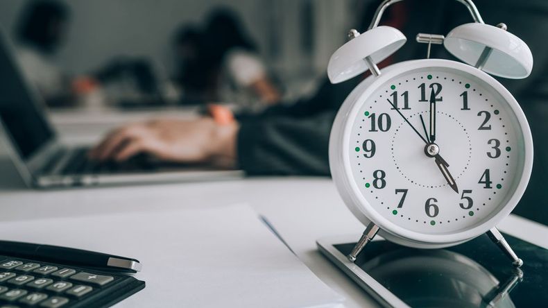 La reforma laboral implenetará el “banco de horas” con el que se propone compensar las horas extra con descanso, en lugar de pago adicional. | LMCipolletti.com La reforma laboral implenetará el “banco de horas” con el que se propone compensar las horas extra con descanso, en lugar de pago adicional.