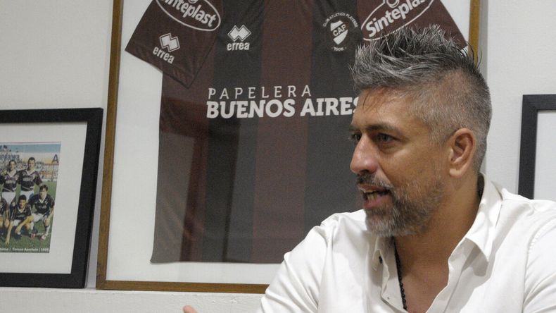 El presidente de Platense terminó a las piñas con los hinchas tras la derrota ante Gimnasia. | LMCipolletti.com El presidente de Platense terminó a las piñas con los hinchas tras la derrota ante Gimnasia.