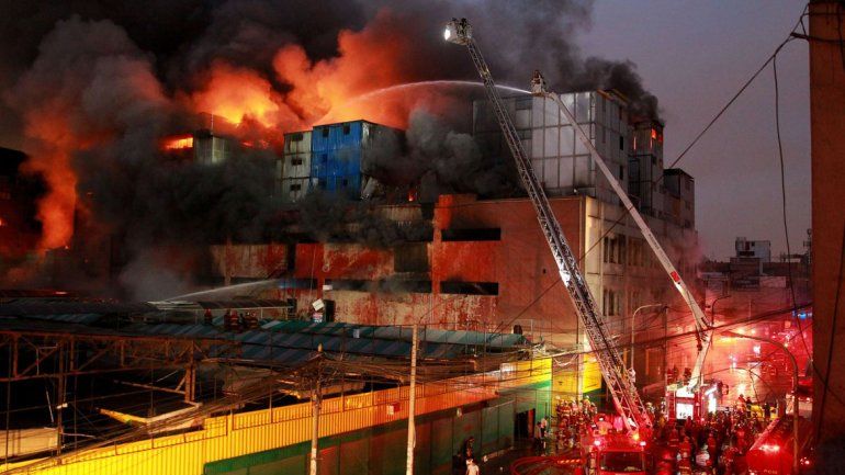 Sigue fuera de control el incendio del centro comercial en Lima