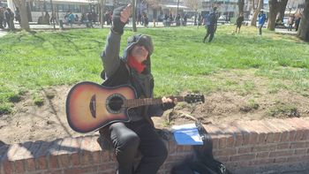Eduardo, un verdadero personaje que alegró la mañana en la plaza San Martín.