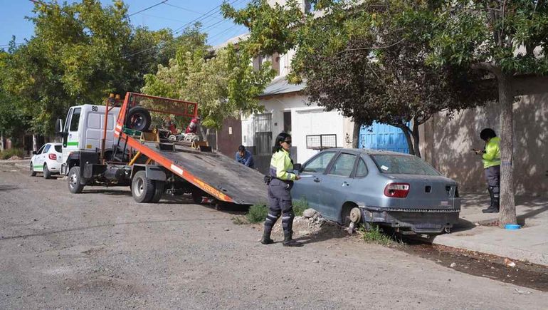 La Muni de Cipolletti ya hab&iacute;a comenzado a secuestrar autos abandonados en la v&iacute;a p&uacute;blica.