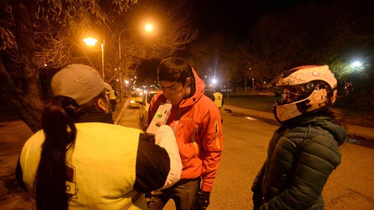 En Neuquén hay tolerancia cero para el consumo de alcohol al volante y la polémica ya cruzó el puente.
