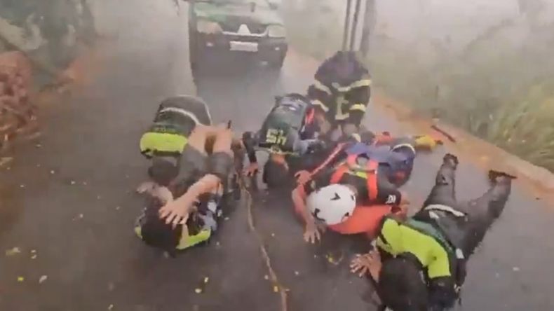 Los Bomberos no pueden creer la llegada de la lluvia tras meses de sequía en Indonesia. | LMCipolletti.com Los Bomberos no pueden creer la llegada de la lluvia tras meses de sequía en Indonesia.