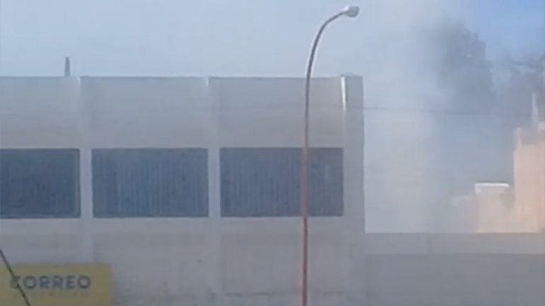 Bomberos informa que el incendio en inmediaciones a Correo Argentino ya fue sofocado