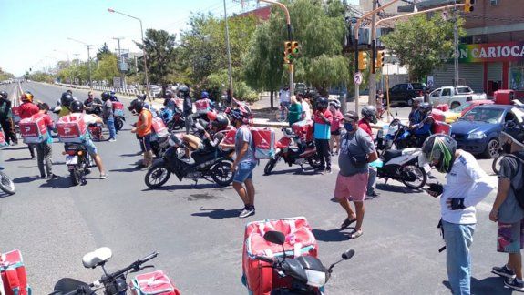Repartidores cortaron la Ruta 22 por la inseguridad