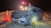 Así quedó el auto, destruido tras el vuelco en la ruta 2.