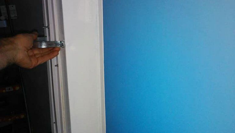 Cipoleño prueba un tubo de luz que mata virus