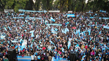 En Parque Lezama, una multitud espera por el saludo de CFK