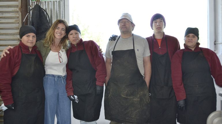 La emprendedora local con todo el staff de Nogallia. Se trabaja en un clima de armonía y unidad.