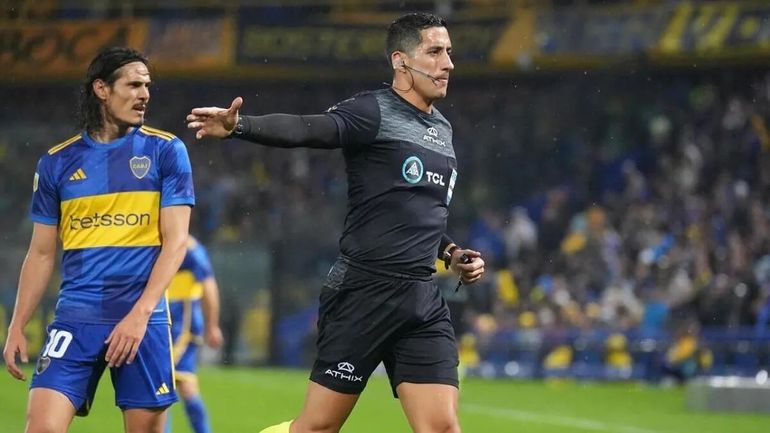 Yael Falcón Pérez se apoyó en el VAR para anular el gol de River