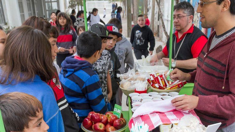 Los alumnos de la escuela del Mapu prefieren fruta antes que golosinas.