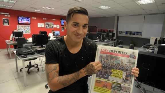 Daniel Monito Opazo, delantero de Newells, visitó la redacción de LM Cipolletti.