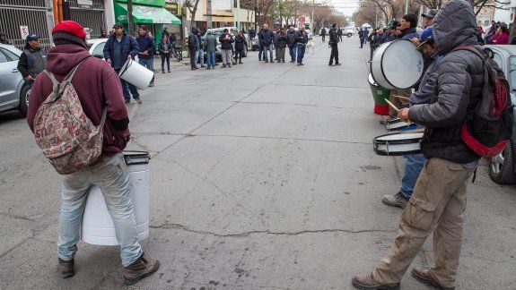 Los municipales cortaron la calle durante la asamblea.