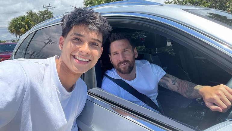 Enamorado de Messi: le pidió la mano y le robó un beso