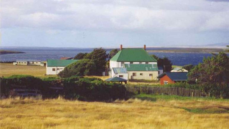 El gobierno rionegrino cuestionó la visita de Cameron a las Islas Malvinas.