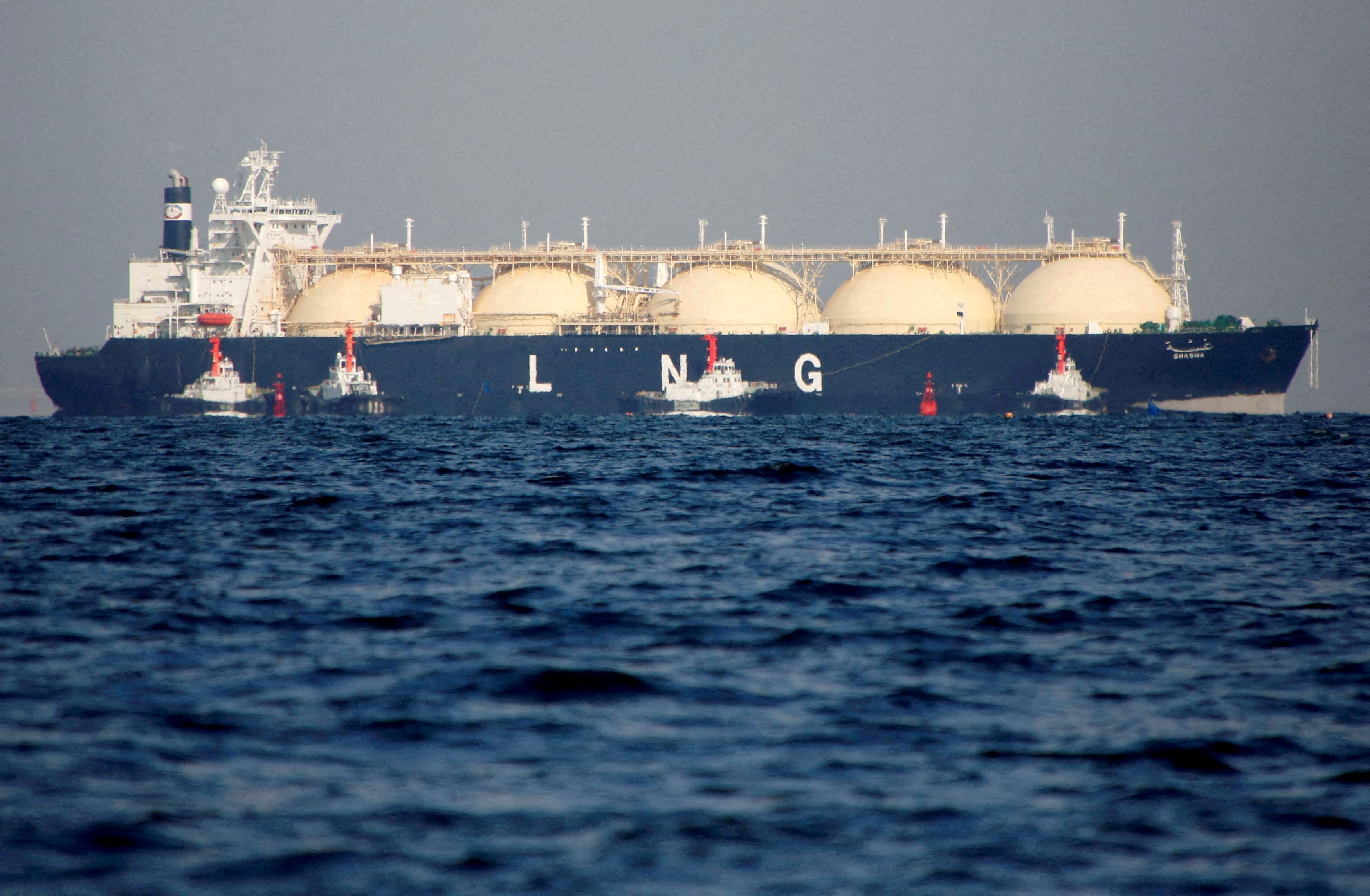 FOTO DE ARCHIVO: Un buque de gas natural licuado (GNL) es remolcado hacia una central térmica en Futtsu, al este de Tokio, Japón 13 de noviembre de 2017. REUTERS/Issei Kato