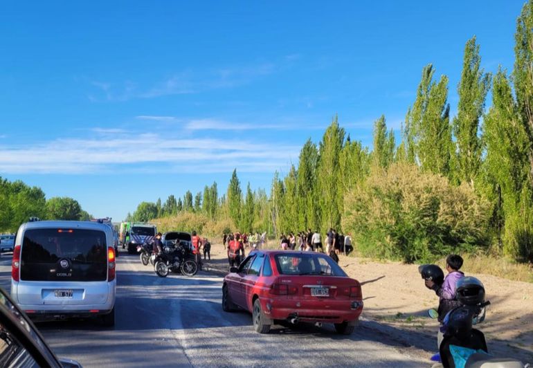 Momentos de tensión se vivieron tras el siniestro muy cerca de Paso Córdoba, sobre Ruta 6, al sur de Roca. Momentos de tensión se vivieron tras el siniestro muy cerca de Paso Córdoba, sobre Ruta 6, al sur de Roca.