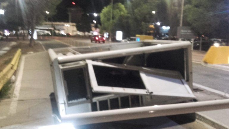 Un colectivo volteó una caseta de cobro en el acceso al Aeropuerto